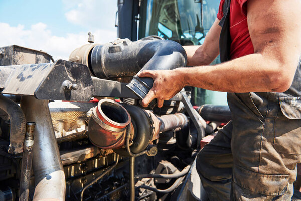 Обслуживание комбайнов, ремонт моторов на открытом воздухе
.