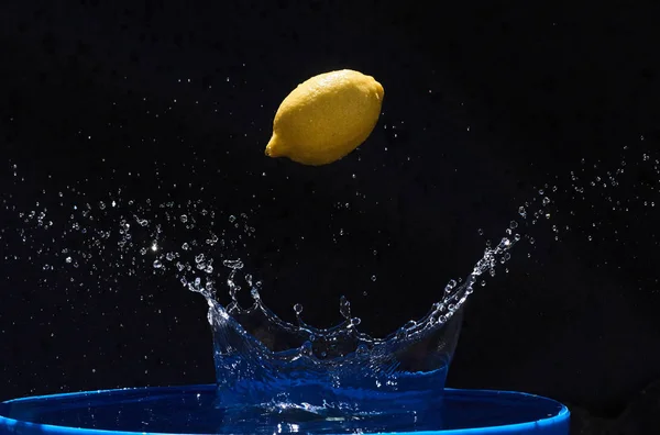 Соковитий Жовтий Лимон Падає Воду Чорному Тлі — стокове фото