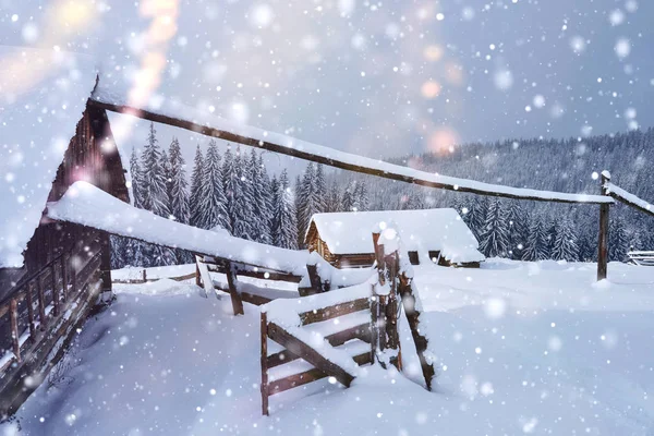 Cabana Madeira Acolhedora Alto Das Montanhas Nevadas Grandes Pinheiros Fundo — Fotografia de Stock