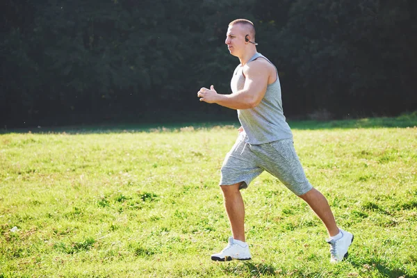 Fitness Muž Sportovec Běhání Přírodě Při Západu Slunce Osoba Běží — Stock fotografie