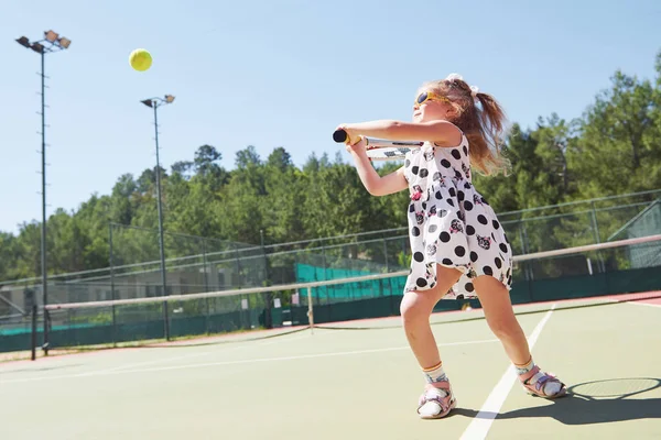 幸せな女の子はテニスをしている 夏のスポーツ — ストック写真