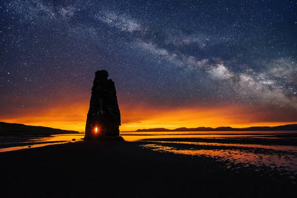 Cielo Stellato Una Spettacolare Roccia Nel Mare Sulla Costa Settentrionale — Foto Stock