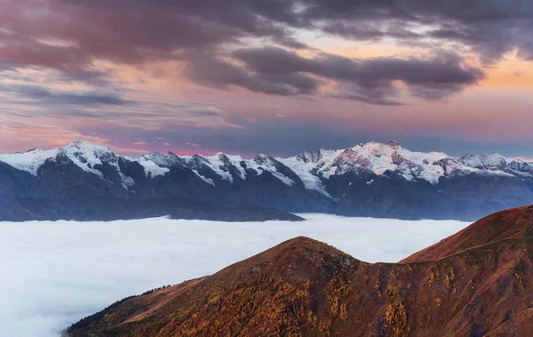 Fantastische Schneebedeckte Berge Den Wunderschönen Kumuluswolken Kaukasischer Hauptkamm Typ Montierung — Stockfoto