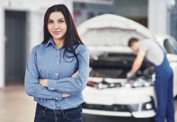 Frau Einer Autowerkstatt Bekommt Mechanischen Service Der Mechaniker Arbeitet Unter — Stockfoto