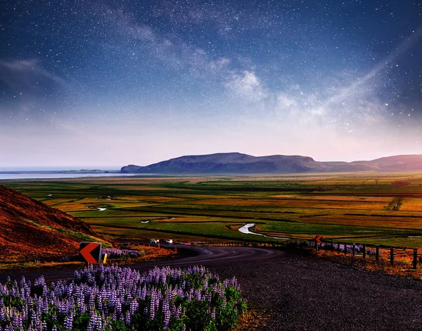 山の上の星空 白い斑紋のあるアスファルト道路 美しい夏の風景です ソフト フィルター効果 アイスランド — ストック写真