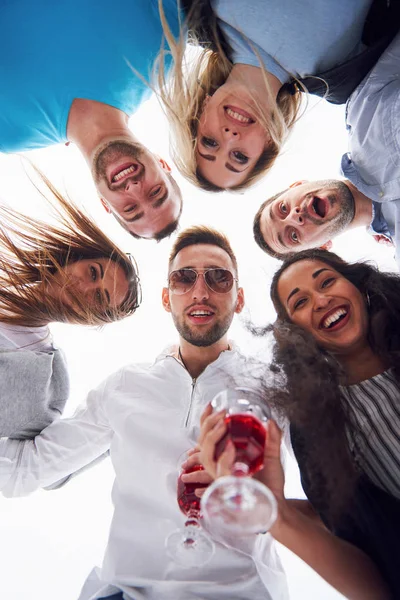 Vacances Été Personnes Heureuses Groupe Adolescents Regardant Vers Bas Avec — Photo