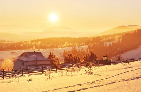 Misteriosa Paisagem Inverno Majestosa Montanhas Inverno Fantástico Pôr Sol Gravar — Fotografia de Stock