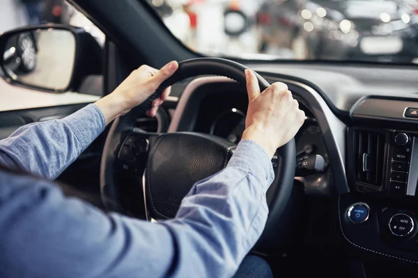 otomatik iş, araba Satılık, tüketim ve insanlar kavramı - mutlu kadın satıcısı Otomobil Fuarı veya salon arabanın anahtarını alarak.