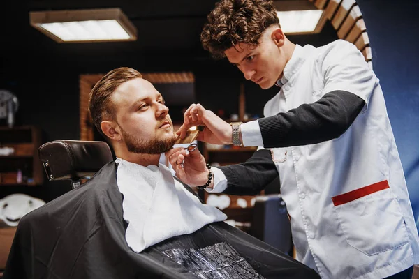 이발소나 미용실에서 남자들의 스타일 머리를 자르는 미용사의 이발사 — 스톡 사진
