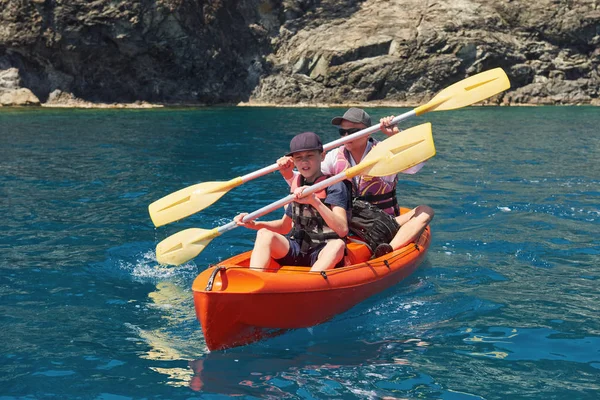 Kapal Kayak Dekat Tebing Pada Hari Yang Cerah Kayaking Teluk — Stok Foto