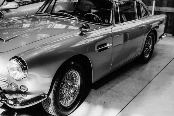 Uitzicht Luxe Vintage Auto Zilveren Kleur Tentoonstelling Showroom — Stockfoto