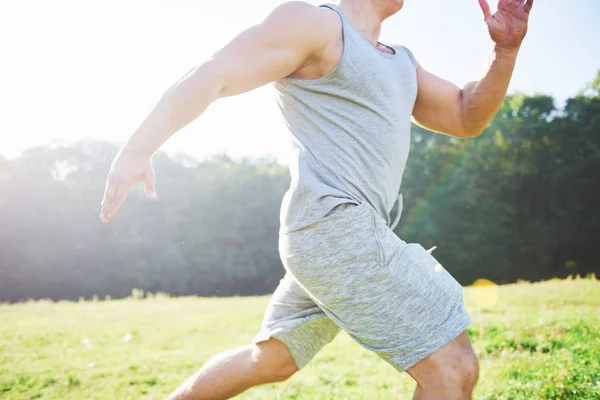 Fitness Muž Sportovec Běhání Přírodě Při Západu Slunce Osoba Běží — Stock fotografie