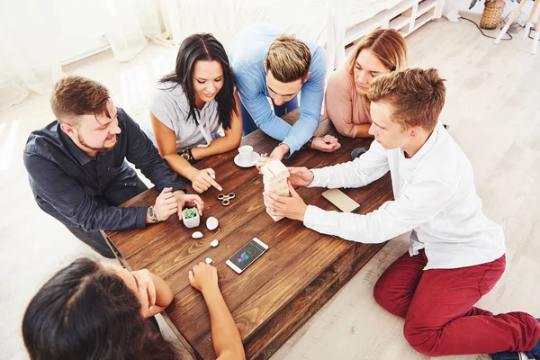 Grupo Amigos Creativos Sentados Mesa Madera Personas Que Divierten Mientras — Foto de Stock