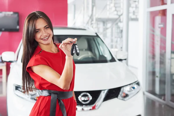 Vendedor Coches Sonriente Entregando Las Llaves Coche Nuevo Concesionario Concepto — Foto de Stock