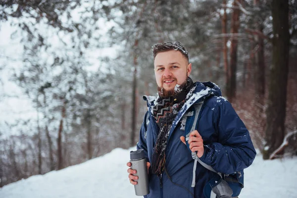 Man Traveler Рюкзаком Активного Отдыха Свежем Воздухе Красивый Пейзаж Лесом — стоковое фото