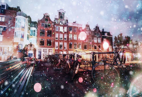 Gyönyörű Nyugodt Éjszakai Kilátás Amszterdam Város Hóvihar Idején Bokeh Fényhatás — Stock Fotó