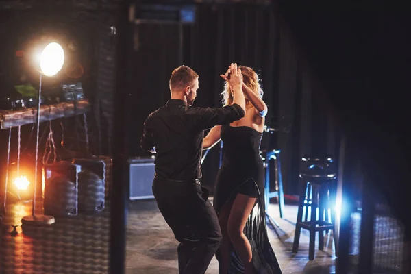 Bailarines Hábiles Actuando Cuarto Oscuro Bajo Luz Concepto Arte Primer —  Fotos de Stock