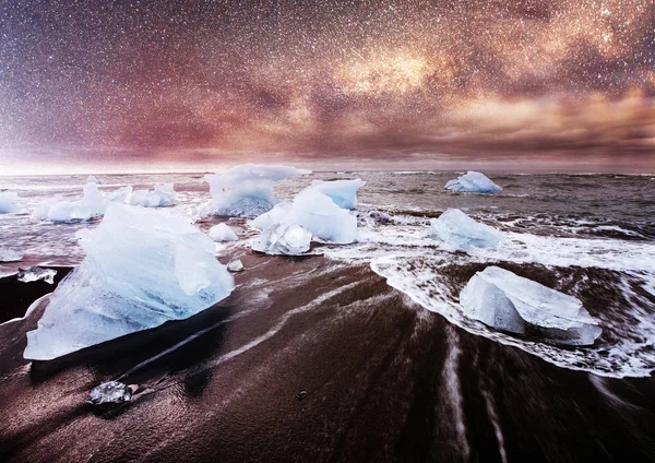 アイスランド ジョクルサロンラグーン アイスランドの氷河ラグーンベイの美しい冷たい風景写真 星空の夜 幻想的なミルキーウェイ — ストック写真