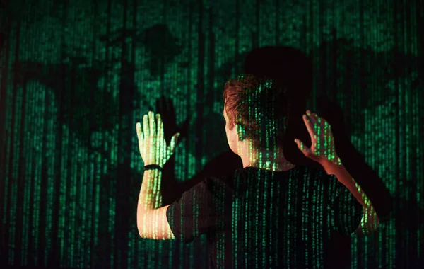 Kafkasyalı bir adam ve sanal gerçeklik VR kulaklığının çifte pozlandırılması muhtemelen bir oyuncu ya da hackerın kodu güvenli bir ağa ya da sunucuya kırmasıdır.