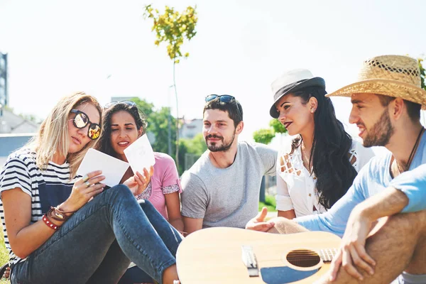 Heureux Les Jeunes Amis Qui Pique Niquent Dans Parc Ils — Photo