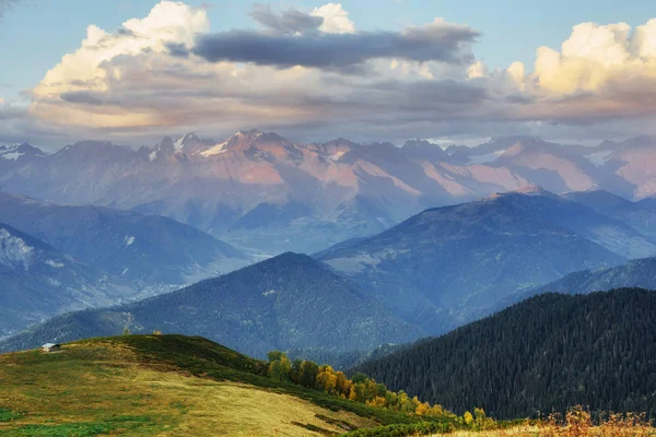 Upeat Lumihuippuiset Vuoret Kauniissa Cumulus Pilvissä Kaukasian Pääharjanteella Tyyppi Ushba — kuvapankkivalokuva