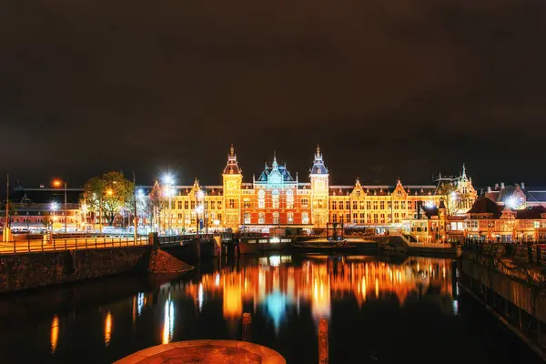 Amsterdam Güzel Bir Gece Gece Aydınlatma Bina Kanalına Yakın Tekneler — Stok fotoğraf