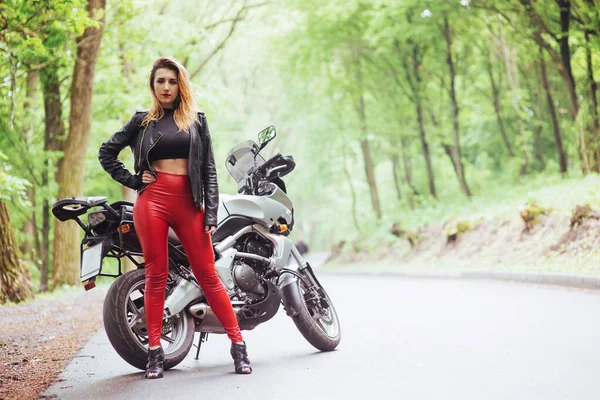 Atraktivní Sexy Dívka Oblečená Červené Kůži Pózování Blízkosti Sportovní Motocykl — Stock fotografie