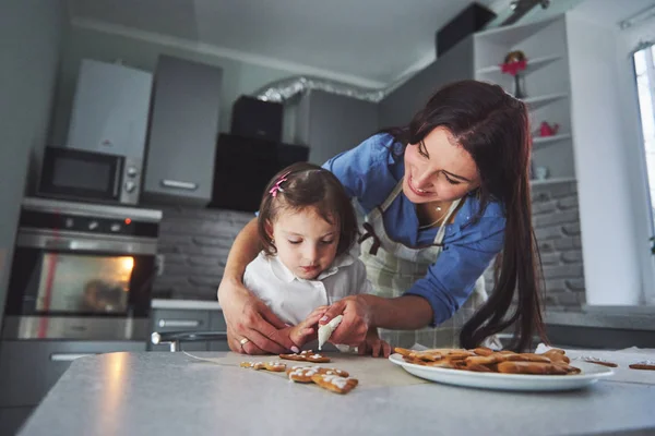 Uma Família Feliz Cozinha Conceito Comida Férias Mãe Filha Decorar — Fotografia de Stock