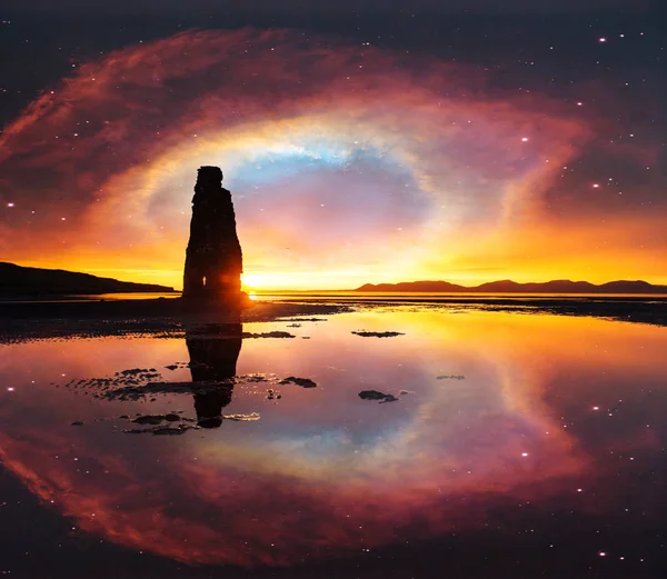 Gwiaździste Niebo Spektakularnej Skale Morzu Północnym Wybrzeżu Islandii Legendy Mówią — Zdjęcie stockowe