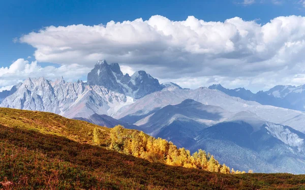 在山路 古利特的浓雾 格鲁吉亚 斯瓦涅季 高加索山脉 — 图库照片