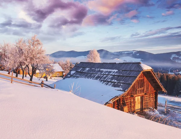 Montagne Incredibili Alla Luce Del Sole Del Mattino Piccolo Villaggio — Foto Stock