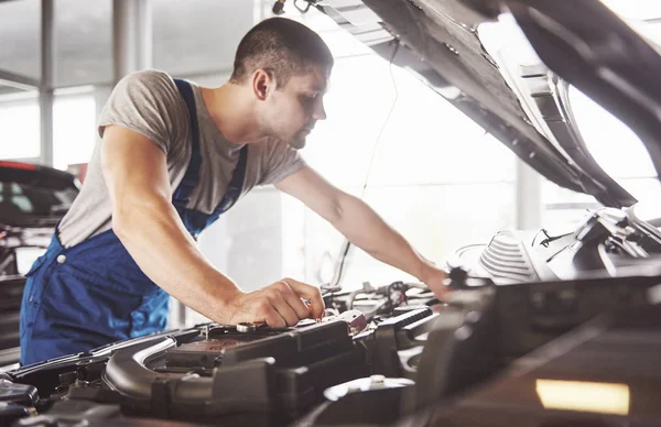 Auto Monteur Werkt Garage Reparatie — Stockfoto