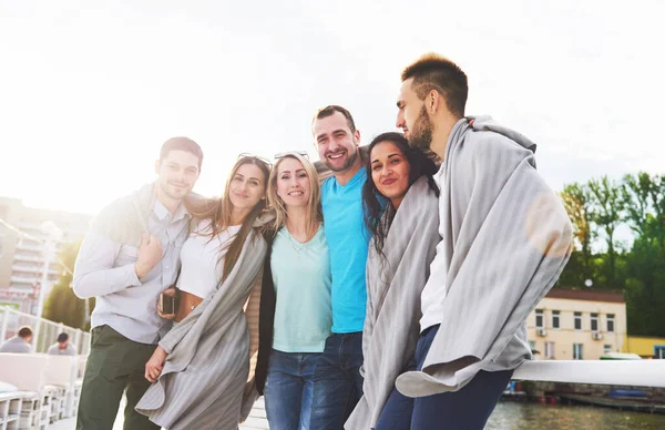 Усміхнена щаслива група друзів позує за камерою на відкритому повітрі на пляжному причалі — стокове фото