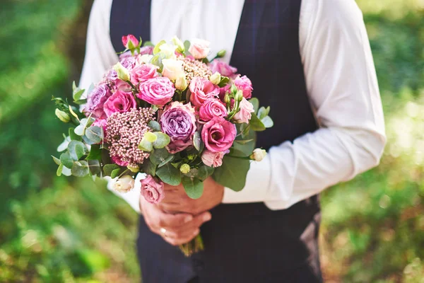 Stijlvolle Bruidegom Houden Een Teder Roze Bruiloft Boeket — Stockfoto