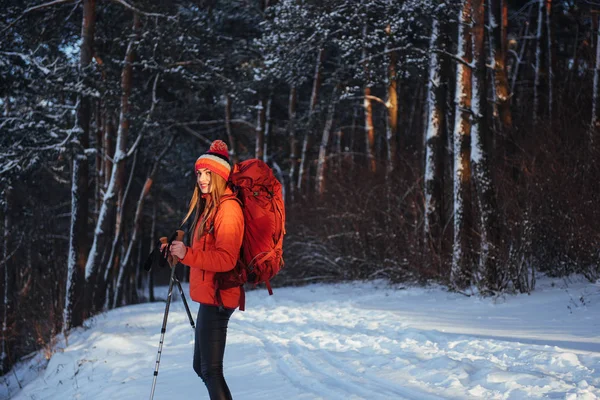 Mulher Viajante Com Mochila Caminhadas Viagem Estilo Vida Conceito Aventura — Fotografia de Stock