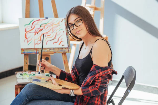 Creative Pensive Painter Girl Paints Colorful Picture Canvas Oil Colors — Stock Photo, Image