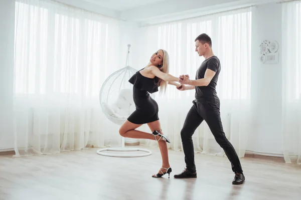 Casal Jovem Dançando Música Latina Bachata Merengue Salsa Dois Pose — Fotografia de Stock