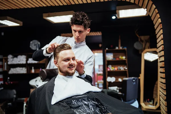 男式理发师在男式美发沙龙理发 — 图库照片