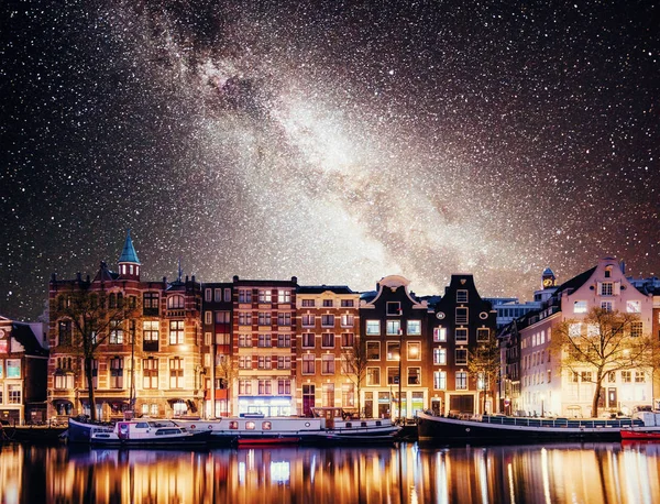 암스테르담에서 밤입니다 운하에 보트의 — 스톡 사진