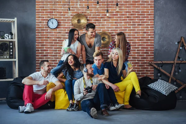 Portrait Groupe Garçons Filles Multi Ethniques Avec Des Vêtements Colorés — Photo