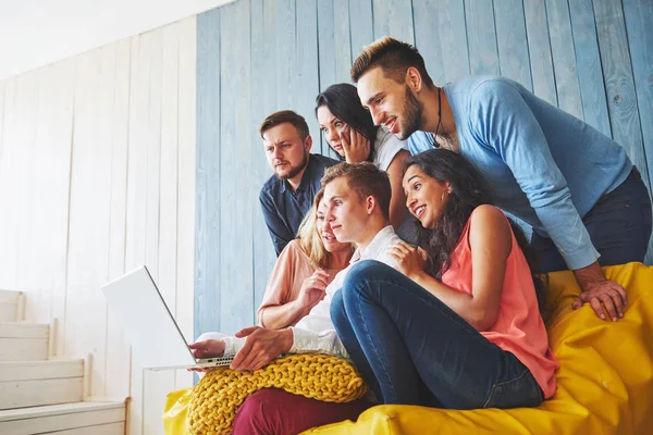 Grupo Jóvenes Creativos Friends Hanging Social Media Concept Juntos Discuten — Foto de Stock