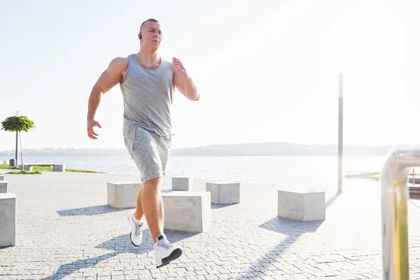 Muž Běžec Dělá Strečink Cvičení Příprava Ranní Cvičení Parku — Stock fotografie