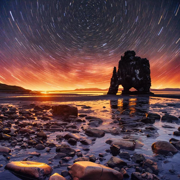 Cielo Stellato Una Spettacolare Roccia Nel Mare Sulla Costa Settentrionale — Foto Stock