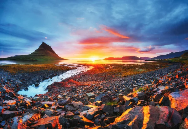 Manzaralar Şelaleler Üzerindeki Resimli Günbatımı Kirkjufell Dağı Zlanda — Stok fotoğraf