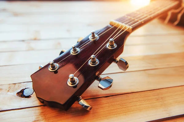 Close Hals Akoestische Klassieke Gitaar Een Lichte Houten Achtergrond — Stockfoto