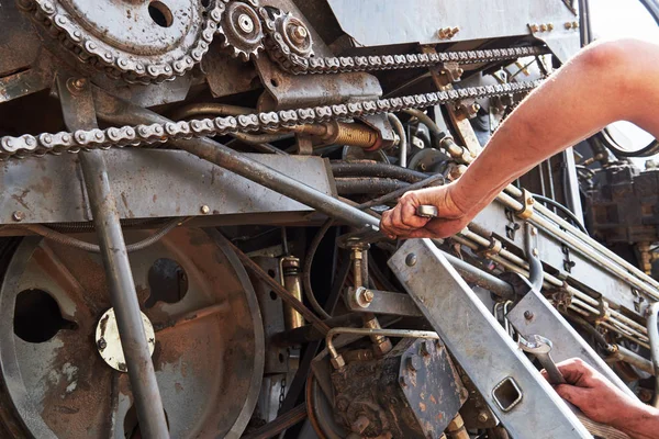 Połączyć Serwis Maszyn Mechanika Naprawy Silnika Zewnątrz — Zdjęcie stockowe