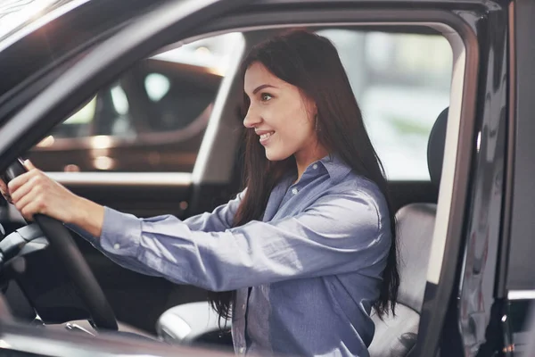 Auto Obchod Prodej Aut Konzumu Lidé Koncept Šťastná Žena Přičemž — Stock fotografie