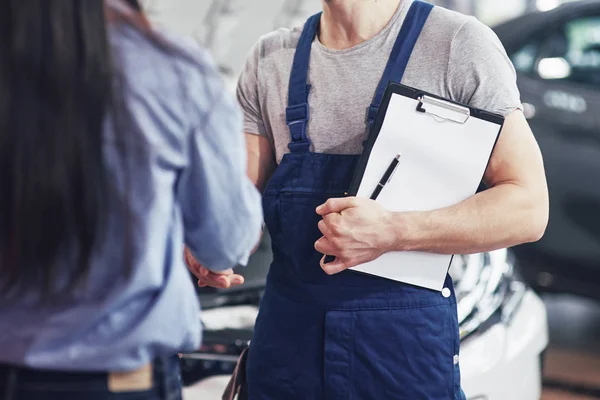 Marido Coche Mecánico Cliente Mujer Llegar Acuerdo Sobre Reparación Del — Foto de Stock