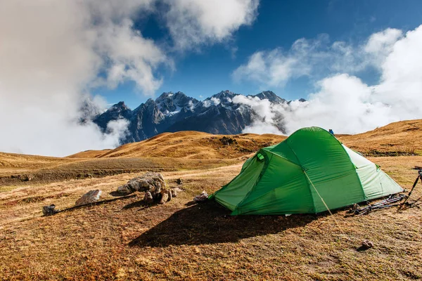 グレの緑のテントを広げなさい ジョージア スヴァネティ ヨーロッパ コーカサス山脈 — ストック写真