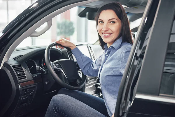 Auto Obchod Prodej Aut Konzumu Lidé Koncept Šťastná Žena Přičemž — Stock fotografie